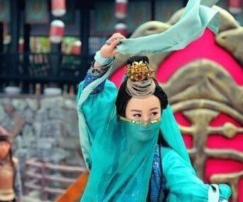 穿越时空的魅力（用创意面纱变换魅力无限，让你成为派对焦点！）